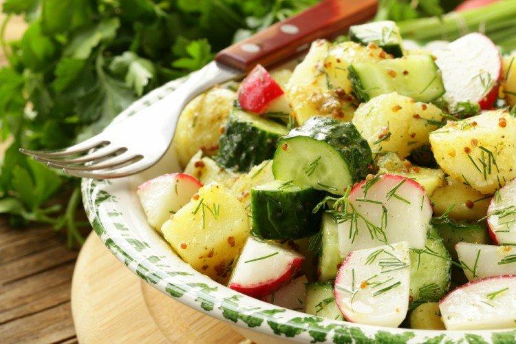 Салат с редиской, картофелем и щавелем