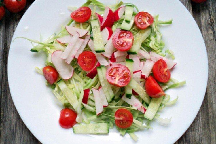 Салат с редиской, капустой и сельдереем