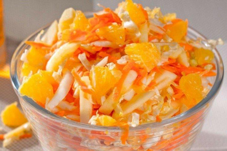 Салат из свежей капусты, моркови и апельсинов