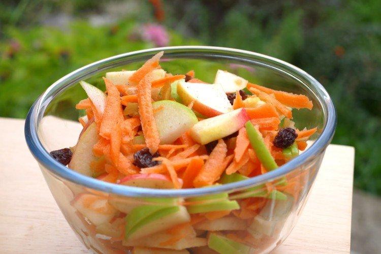Салат из свежей капусты, морковки и изюма