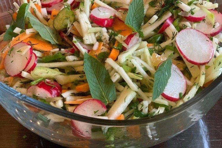 Салат из свежей капусты, моркови и шпината