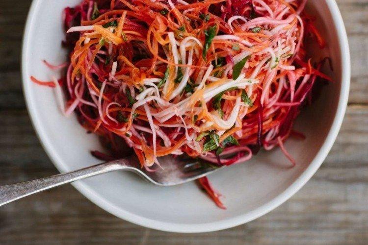 Салат из свежей капусты, морковки и свеклы