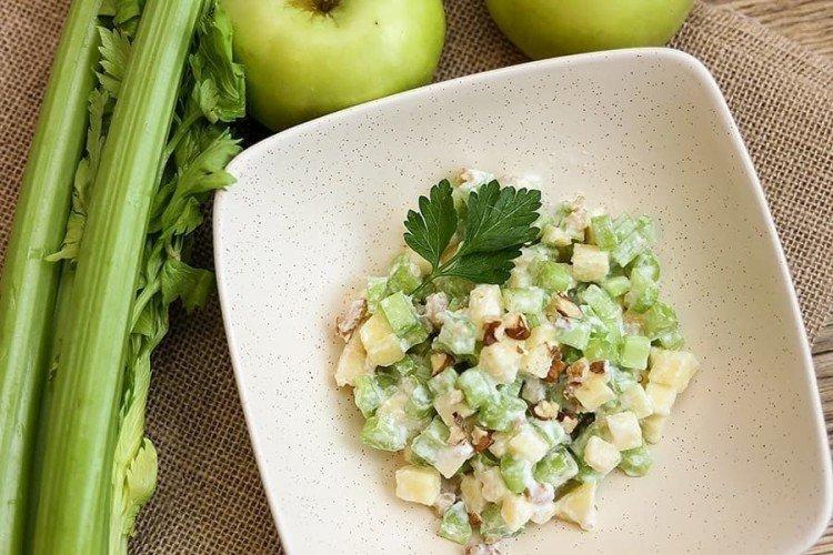 Диетический салат с яблоком и сельдереем