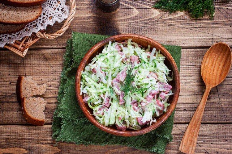 Быстрый салат с огурцами и колбасой