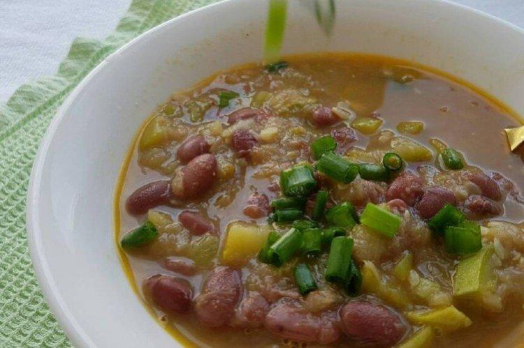 Суп с кабачками и красной фасолью