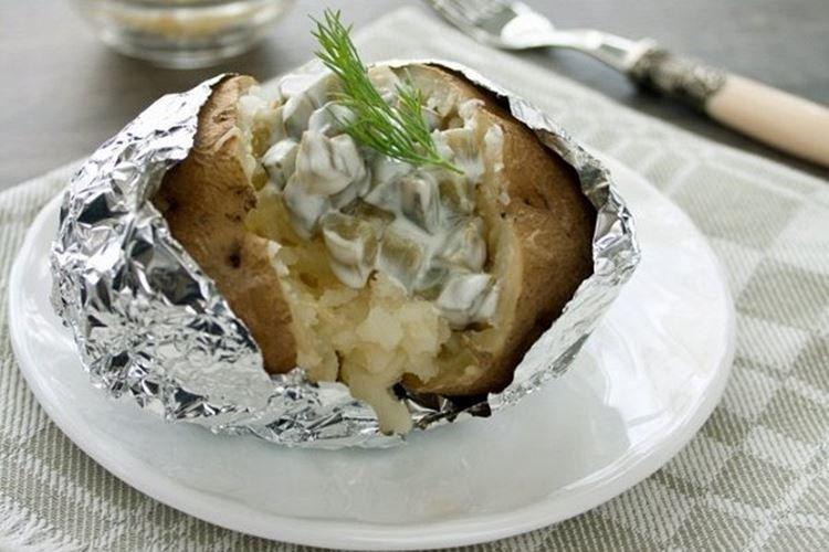 Запеченная картошка с солеными огурцами