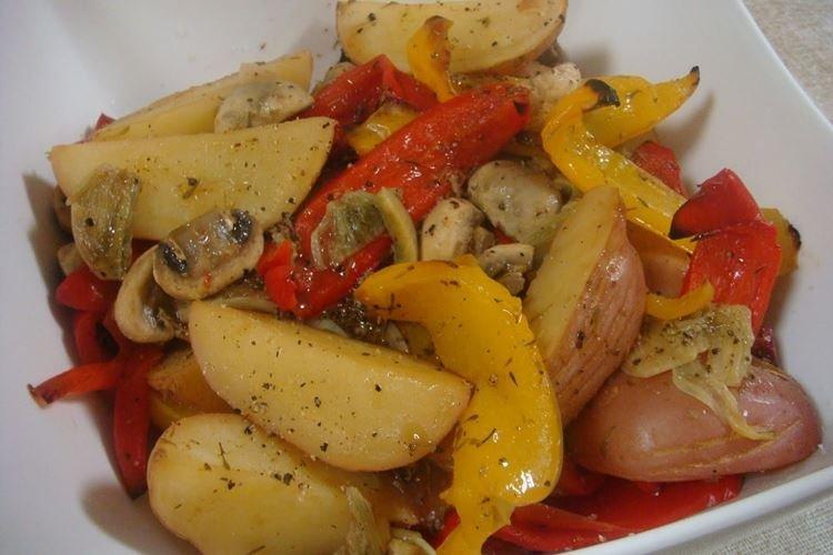 Запеченная картошка с овощами