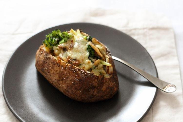 Картошка с грибами, запеченная в духовке
