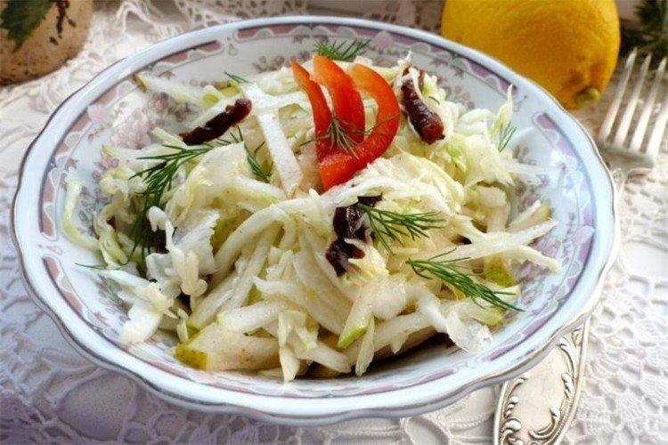 Постный салат с грушей и черносливом