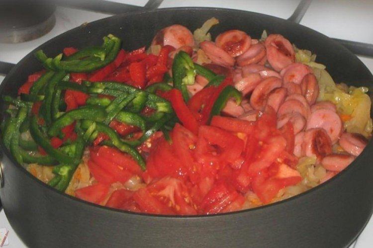 Тушеная капуста с сосисками и овощами