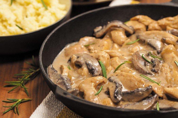 Курица с грибами в сливочном соусе – классический рецепт