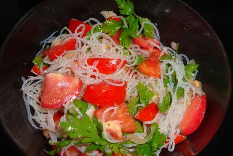 Салат с фунчозой, помидорами и свежими грибами