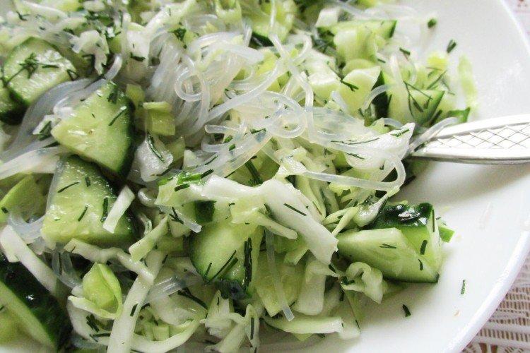 Зеленый салат с фунчозой