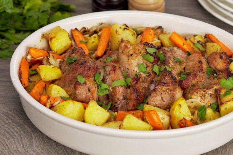 Картошка с овощами и свининой