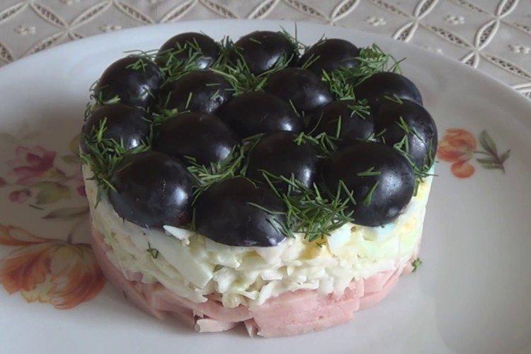Салат с ветчиной, сыром и виноградом