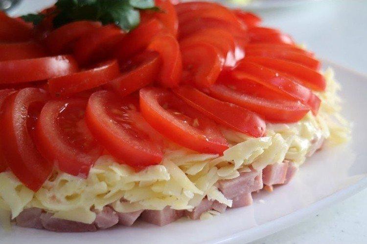 Салат с ветчиной, сыром и помидорами