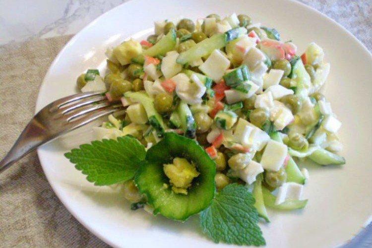 Крабовый салат с зеленым горошком