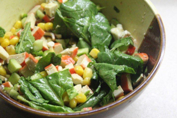 Крабовый салат со шпинатом