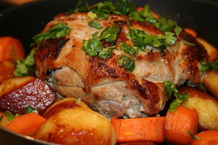 Свиной окорок с картошкой и овощами
