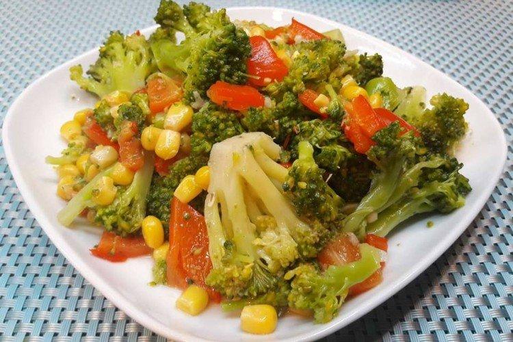 Салат из брокколи и кукурузы