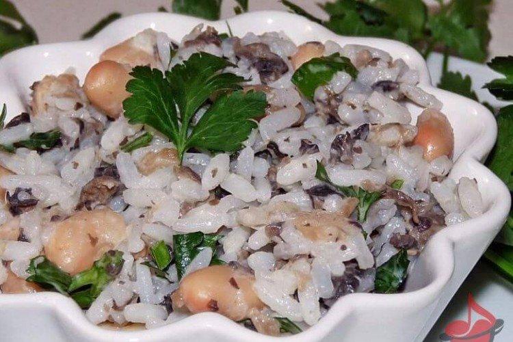 Салат с рисом, мясом и фасолью