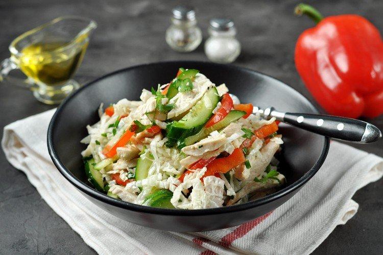 Jednoduché a chutné saláty s pekingským zelím, kukuřicí, krabími tyčinkami a dalšími přísadami