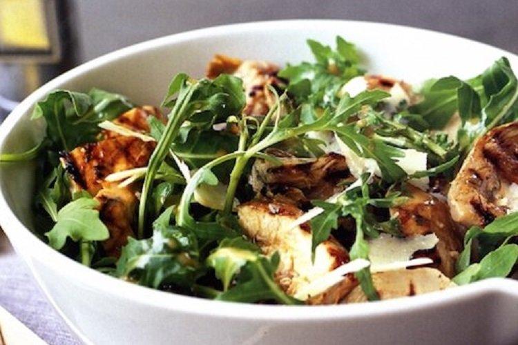 Легкий салат с курицей, пармезаном и зеленью