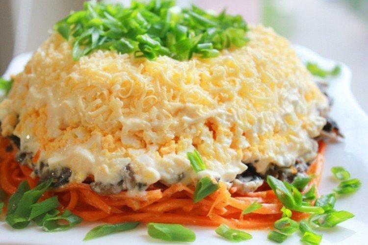 Салат с сыром, курицей и морковкой по-корейски