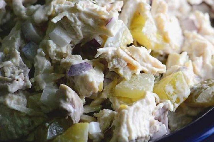 Салат с курицей, сыром и солеными огурцами