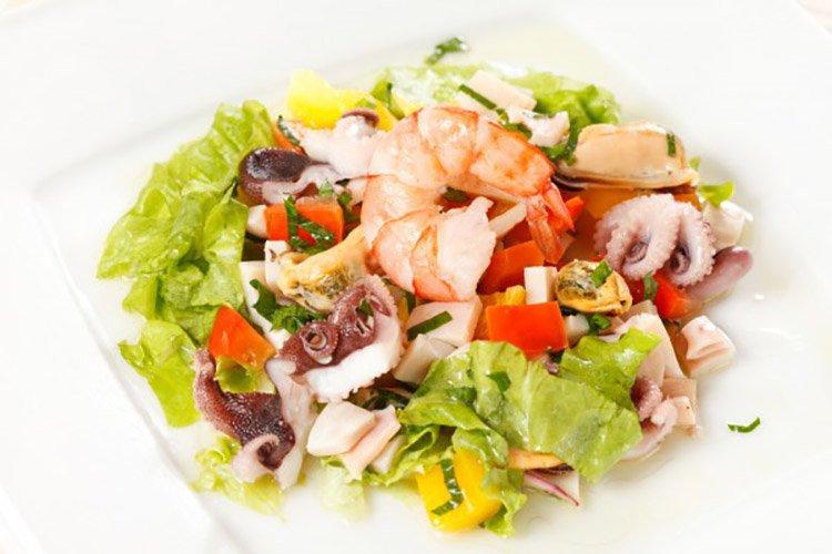 Салат с брынзой и морепродуктами