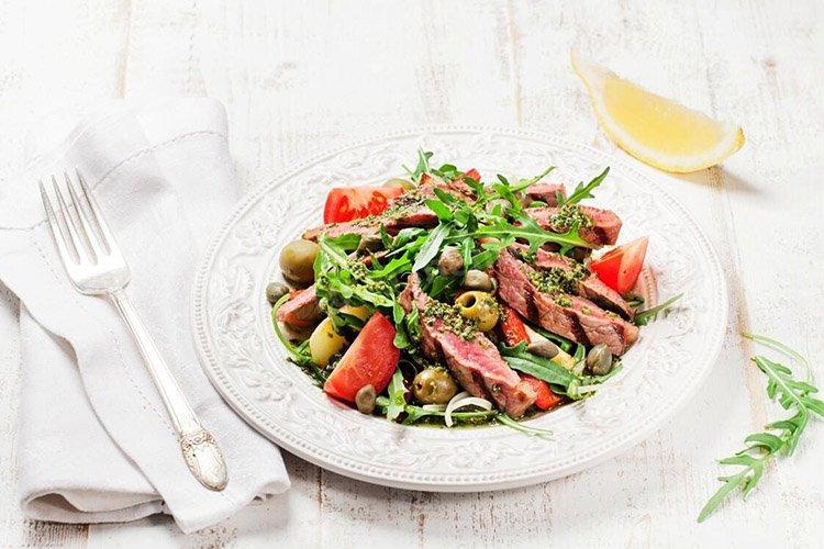 Салат с говядиной, шпинатом и оливками