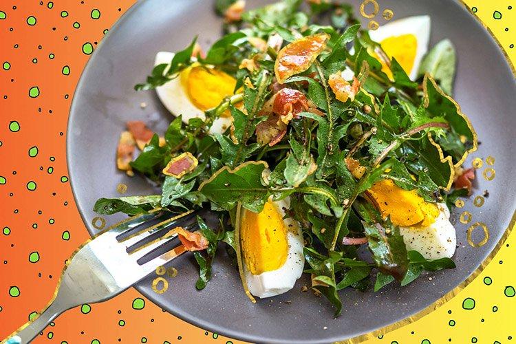 Салат с яйцами, оливками и рукколой