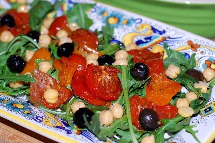 Салат с вялеными помидорами и оливками