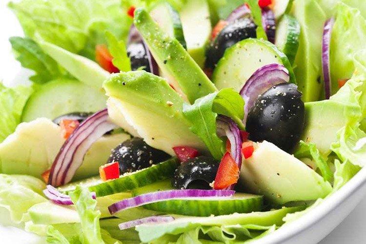 Овощной салат с авокадо и оливками