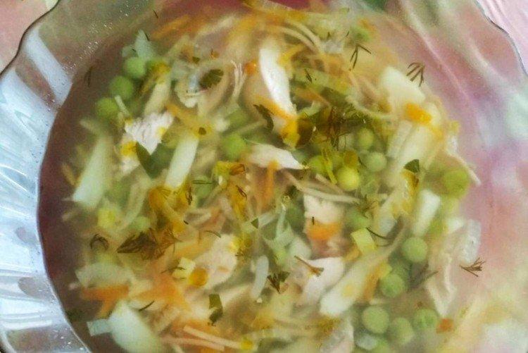 Куриный суп с вермишелью и зеленым горошком