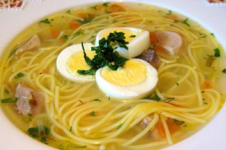 Куриный суп с вермишелью и яйцом
