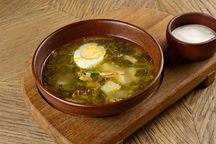 Классический суп из щавеля с яйцом