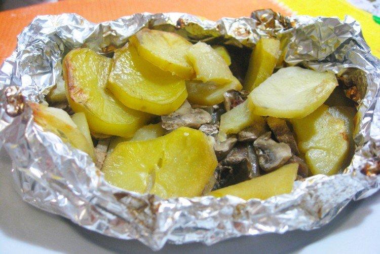 Картошка с грибами на мангале