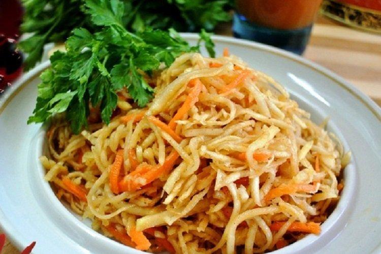 Корейский салат из сельдерея и моркови