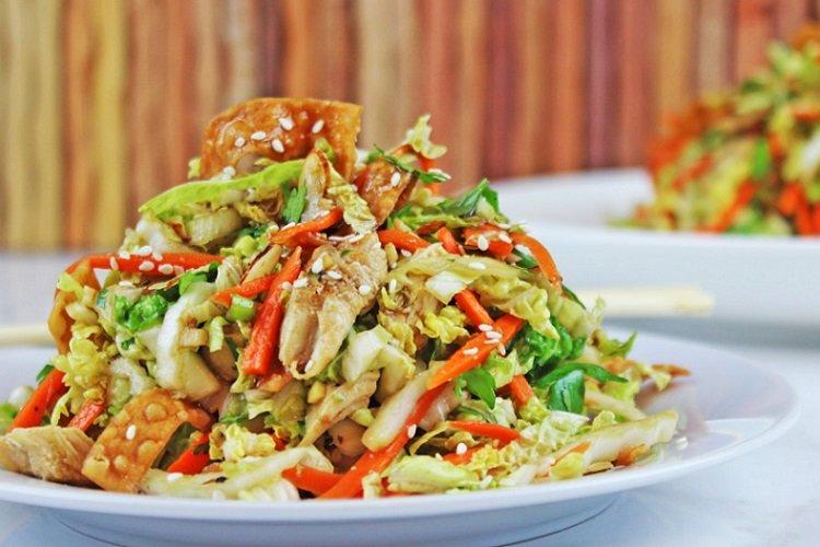 Корейский салат с курицей и овощами