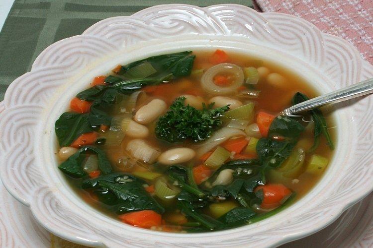 Фасолевый суп со шпинатом