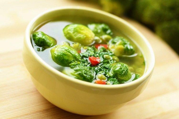 Суп из шпината и брюссельской капусты