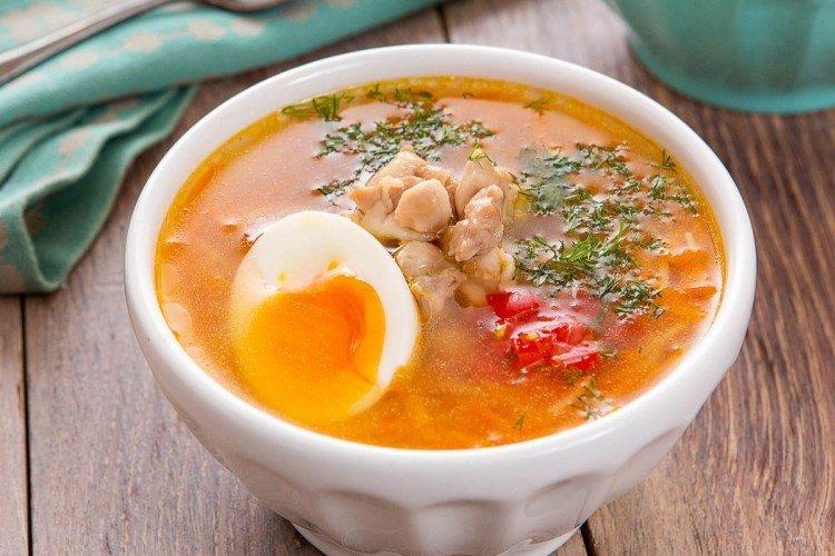 Куриный суп с лапшой и помидорами