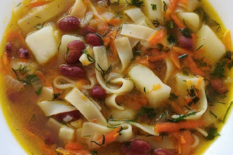 Куриный суп с лапшой и фасолью