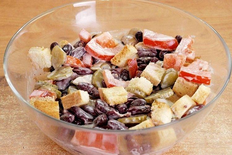 Салат из сухариков, маринованных грибов, помидоров и красной фасоли