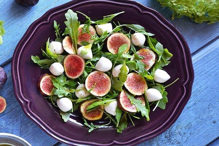Салат руккола с авокадо и моцареллой и 20 салатов с моцареллой и помидорами, приготовленные с молниеносной скоростью