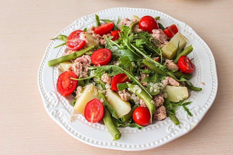 Салат с рукколой, овощами и тунцом