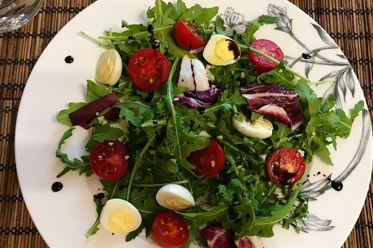 Салат из рукколы и перепелиных яиц