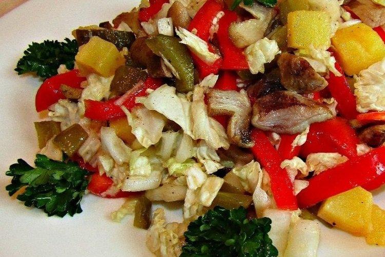 Овощной салат с жареными шампиньонами