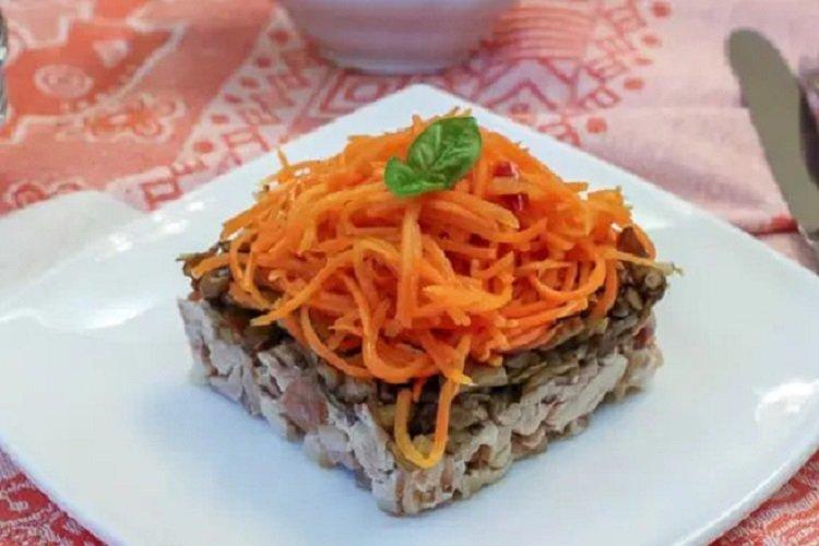 Салат с жареными шампиньонами и морковью по-корейски